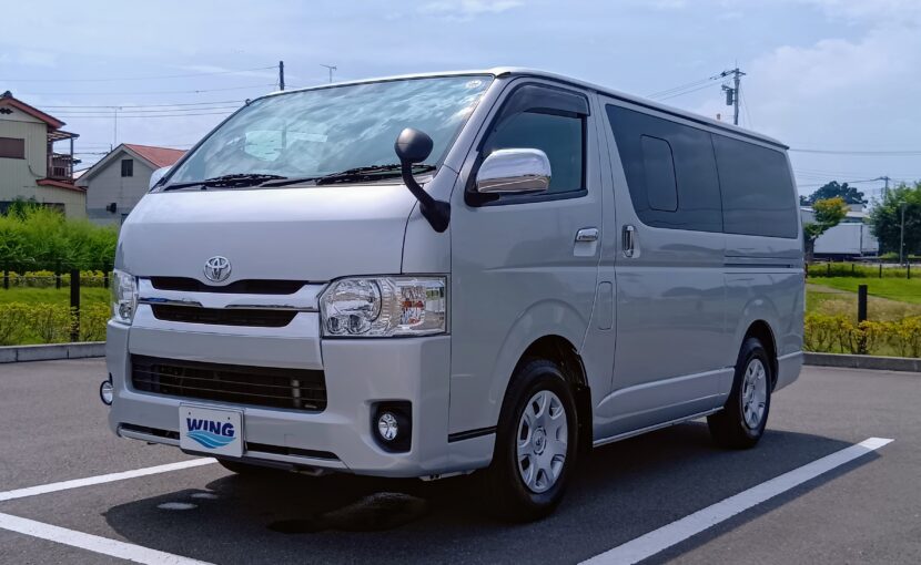 ハイエースバン左前